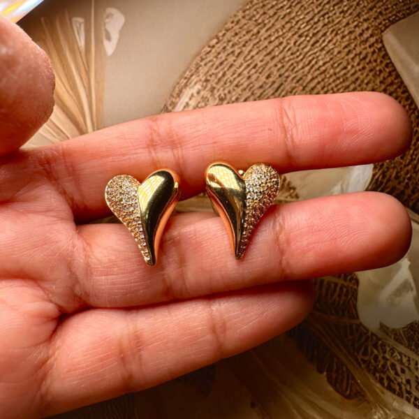 Minimal heart earrings with diamonds - Image 2