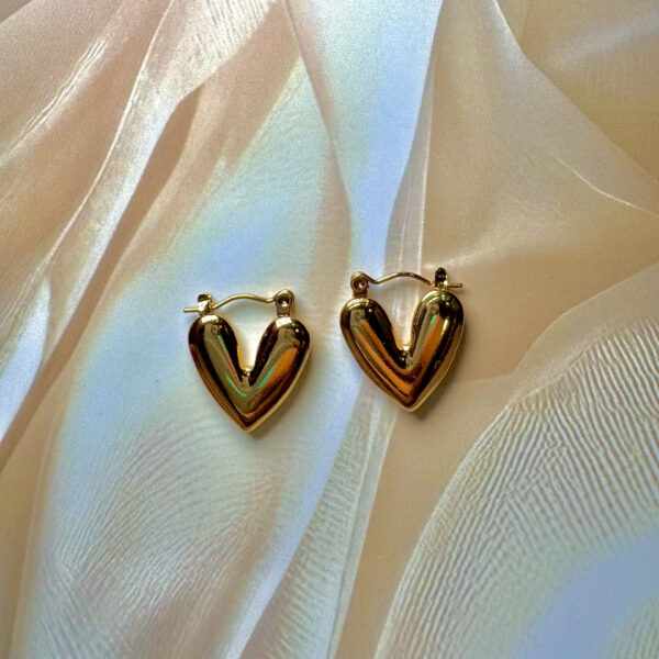 Gold heart dainty earrings - Image 2